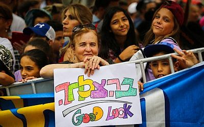 Israeli fans in Beersheba cheer the last stage of the Giro D'Italia in Israel on May 6, 2018. (Flash90)