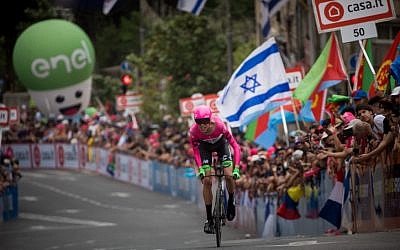Hundreds of fans cheer the bicycle riders of the 101st Giro D'Italia as they begin the race in Jerusalem on May 4, 2018. (Yonatan SIndel/Flash90)