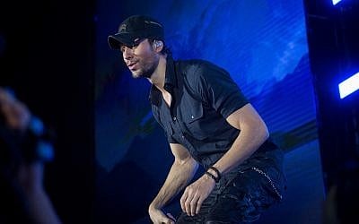 Spanish singer Enrique Iglesias performs at Yarkon Park in Tel Aviv on May 27, 2018. (Miriam Alster/Flash90)