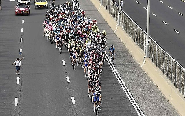 Cyclists make their way down the highway on Stage 2 of the Giro D'Italia race from Haifa to Tel Aviv on May 5, 2018. (Fabio Ferrar/Giro D'Italia) Cyclists make their way down the highway on Stage 2 of the Giro D'Italia race from Haifa to Tel Aviv on May 5, 2018. (Fabio Ferrar/Giro D'Italia)