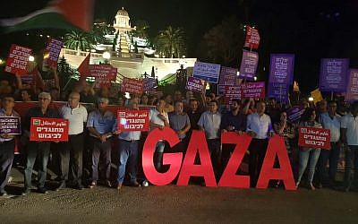 Jewish and Palestinian protesters the night after the arrests of the 19 Palestinian citizens of Israel, May 19, 2018. (Courtesy: Tatyana Gitlits)