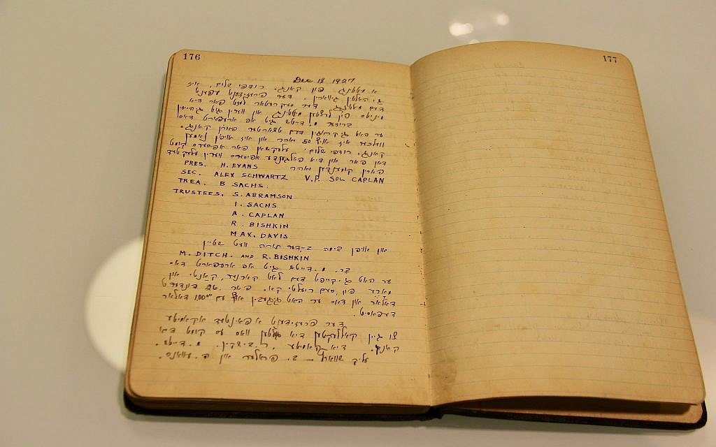 Handwritten minues in Yiddish from a 1927 board meeting at Congregation Rodfei Sholom in Houston (Tracy Frydberg/Times of Israel)
