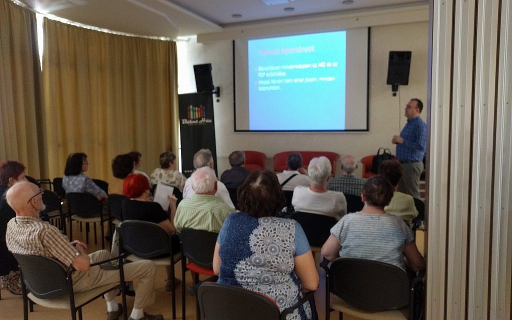 An adult education class for the elderly at the Balint JCC. (Yaakov Schwartz/ Times of Israel)
