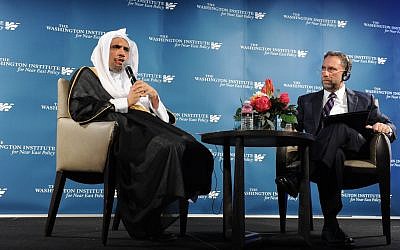 Muslim World League Secretary General, Mohammad Al-Issa, speaks at The Washington Institute, with TWI's Robert Satloff, May 3, 2018 (TWI/Lloyd Wolf)