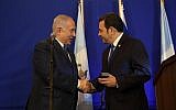 Prime Minister Benjamin Netanyahu (L) and Guatemalan President Jimmy Morales attend a reception at the King David Hotel in Jerusalem on May 16, 2018. (Amos Ben-Gershom/GPO)