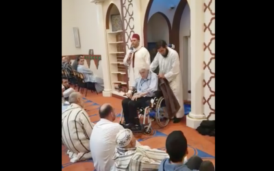 Still from a video posted by Amsterdam’s Blue Mosque showing what it says is the conversion to Islam of 87-year-old Sal van Coeverden on May 4, 2019 (Facebook)