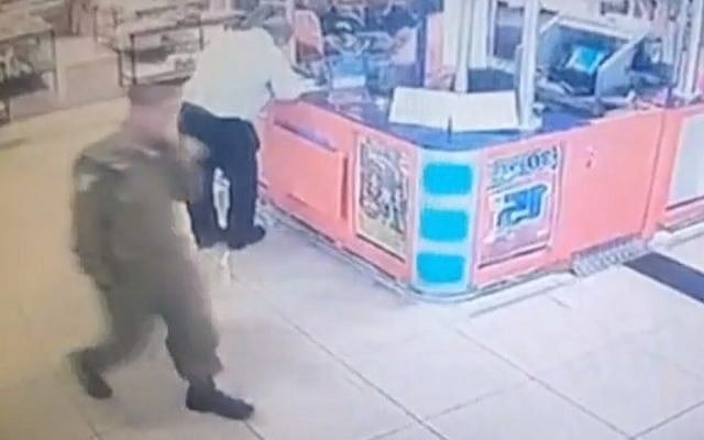 Screen capture from video of an IDF soldier, suspected of stealing weapons from his base to sell on the black market, seen as he walks through the Beersheba bus station with the some of the items in a bag (not seen). (Mako) Screen capture from video of an IDF soldier, suspected of stealing weapons from his base to sell on the black market, seen as he walks through the Beersheba bus station with the some of the items in a bag (not seen). (Mako)