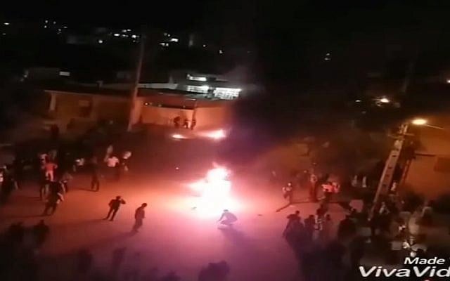 Protestors set fire to a structure in Kazeroon, Iran, May 17, 2018. (Screen capture) Protestors set fire to a structure in Kazeroon, Iran, May 17, 2018. (Screen capture)