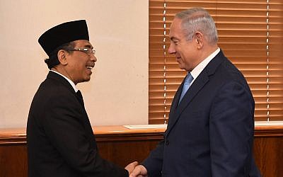 Prime Minister Benjamin Netanyahu meets Sheikh Yahya Cholil Staquf, leader of Nahdlatul Ulama, at his Jerusalem office, June 14, 2018 (Haim Zach, GPO)