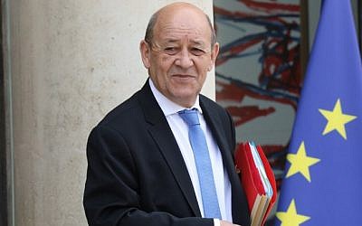French Foreign Minister Jean-Yves Le Drian leaves the Elysee presidential palace in Paris after a weekly cabinet meeting, on May 30, 2018 (AFP Photo/Ludovic Marin)