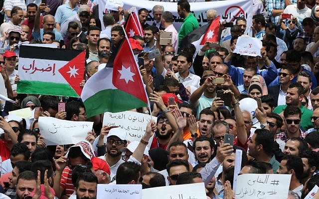 Thousands of Jordanians take to the streets of Amman on May 30, 2018 (AFP PHOTO / Khalil MAZRAAWI) Thousands of Jordanians take to the streets of Amman on May 30, 2018 (AFP PHOTO / Khalil MAZRAAWI)