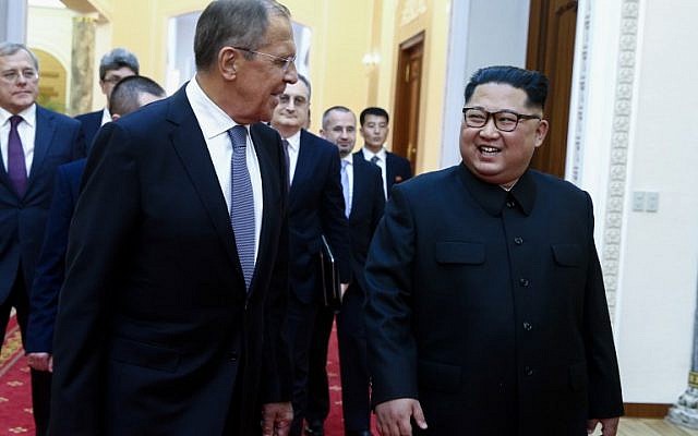 Russian Foreign Minister Sergei Lavrov (L) meets with North Korean leader Kim Jong Un in Pyongyang on May 31, 2018. (AFP / TASS/POOL / Valery SHARIFULIN) Russian Foreign Minister Sergei Lavrov (L) meets with North Korean leader Kim Jong Un in Pyongyang on May 31, 2018. (AFP / TASS/POOL / Valery SHARIFULIN)