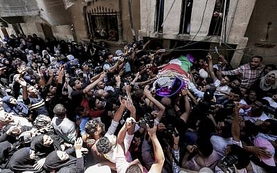 Palestinian mourners carry the body of  21-year-old Palestinian paramedic Razan al-Najjar at her funeral in Khan Yunis on June 2, 2018. (AFP/Mahmud Hams)