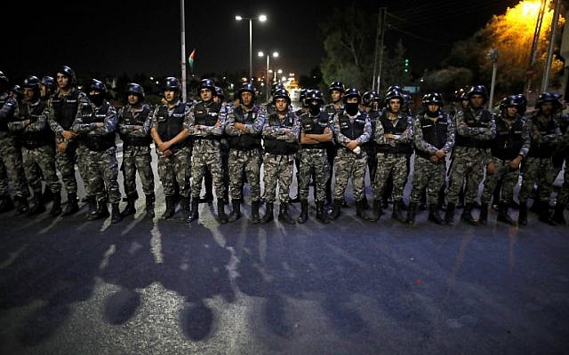 Jordanian police face off demonstrators during a protest near the prime minister's office in Amman, Jordan, on June 6, 2018. (AFP PHOTO/AHMAD GHARABLI) Jordanian police face off demonstrators during a protest near the prime minister's office in Amman, Jordan, on June 6, 2018. (AFP PHOTO/AHMAD GHARABLI)