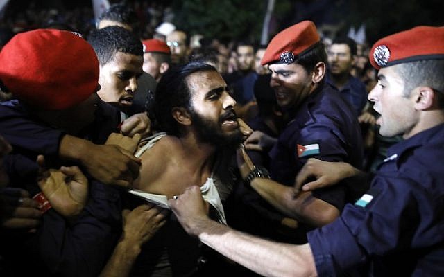 Jordanian police face off demonstrators during a protest near the prime minister's office in Amman, Jordan, on June 6, 2018. (AFP PHOTO/AHMAD GHARABLI) Jordanian police face off demonstrators during a protest near the prime minister's office in Amman, Jordan, on June 6, 2018. (AFP PHOTO/AHMAD GHARABLI)