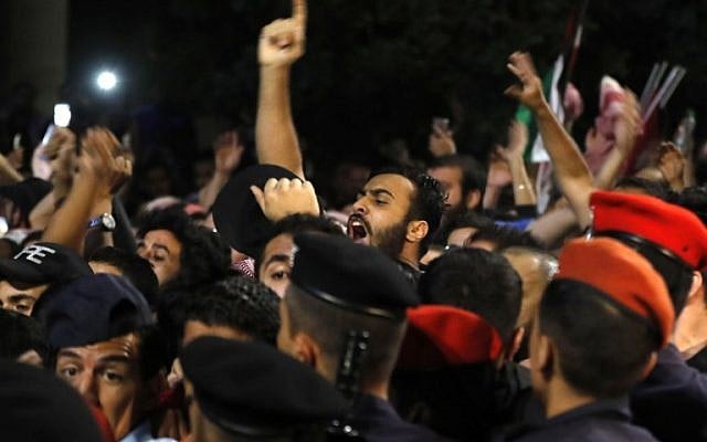 Jordanian police face off demonstrators during a protest near the prime minister's office in Amman, Jordan, on June 6, 2018. (AFP PHOTO/AHMAD GHARABLI) Jordanian police face off demonstrators during a protest near the prime minister's office in Amman, Jordan, on June 6, 2018. (AFP PHOTO/AHMAD GHARABLI)
