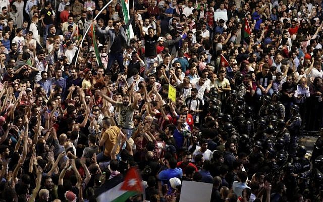 Jordanian police face off demonstrators during a protest near the prime minister's office in Amman, Jordan, on June 6, 2018. (AFP PHOTO/AHMAD GHARABLI) Jordanian police face off demonstrators during a protest near the prime minister's office in Amman, Jordan, on June 6, 2018. (AFP PHOTO/AHMAD GHARABLI)