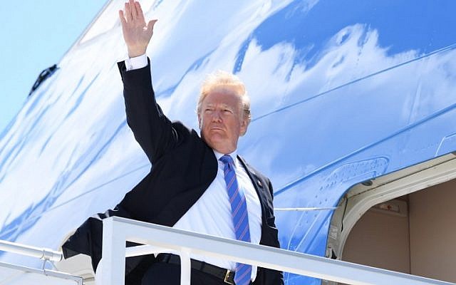 US President Donald Trump boards Air Force One prior to departure from Canadian Forces Base Bagotville in Canada, June 9, 2018. (AFP PHOTO / SAUL LOEB)