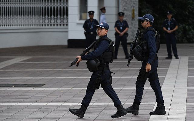 Armed police patrol outside the Istana, the official residence of the Singaporean prime minister, ahead of the US-North Korea summit in Singapore on June 11, 2018.
(AFP PHOTO / ADEK BERRY) Armed police patrol outside the Istana, the official residence of the Singaporean prime minister, ahead of the US-North Korea summit in Singapore on June 11, 2018.
(AFP PHOTO / ADEK BERRY)