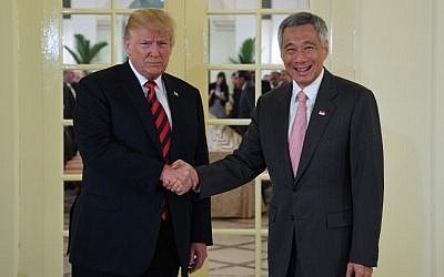 US President Donald Trump, left, shakes hands with Singapore's Prime Minister Lee Hsien Loong during his visit to The Istana, the official residence of the prime minister, in Singapore on June 11, 2018. (SAUL LOEB/AFP)