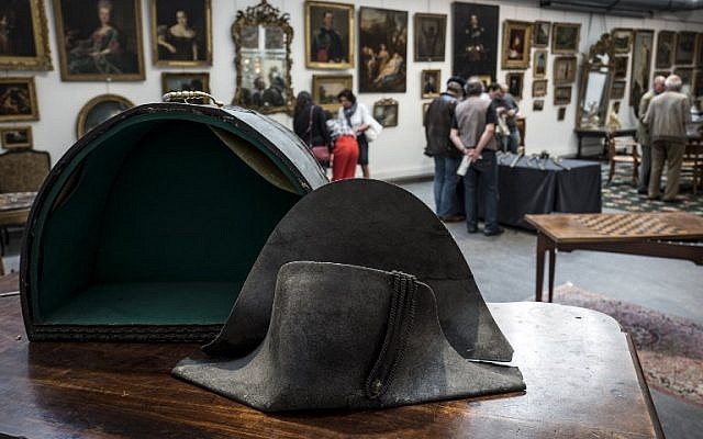This picture taken on June 14, 2018 in Lyon, southern France, shows the hat allegedly attributed to Emperor Napoleon I (AFP PHOTO / JEAN-PHILIPPE KSIAZEK) This picture taken on June 14, 2018 in Lyon, southern France, shows the hat allegedly attributed to Emperor Napoleon I (AFP PHOTO / JEAN-PHILIPPE KSIAZEK)