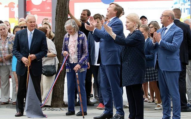 Lithuania's President Dalia Grybauskaite (2nd-R), King of the Netherlands Willem-Alexander (3rd-R), Rob Zwartendijk (L) and his wife Edith (2ndL) and the Mayor of Kaunas Visvaldas Matijosaitis (R) unveil an installation to honor Dutch diplomat Jan Zwartendijk, credited with saving over 2,000 Jews from the Holocaust during WWII, on June 15, 2018, in Kaunas, Lithuania. (AFP Photo/Petras Malukas) Lithuania's President Dalia Grybauskaite (2nd-R), King of the Netherlands Willem-Alexander (3rd-R), Rob Zwartendijk (L) and his wife Edith (2ndL) and the Mayor of Kaunas Visvaldas Matijosaitis (R) unveil an installation to honor Dutch diplomat Jan Zwartendijk, credited with saving over 2,000 Jews from the Holocaust during WWII, on June 15, 2018, in Kaunas, Lithuania. (AFP Photo/Petras Malukas)