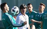 Germany's coach Joachim Loew (C) speaks with his players as he leads a training session in Vatutinki, near Moscow, on June 15, 2018 (AFP PHOTO / Patrik STOLLARZ)