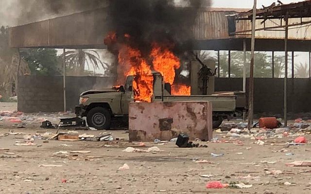 This picture shows an armored vehicle on fire as Yemeni pro-government forces conduct an attack on Houthi rebels positions in the area of al-Fazah in Yemen's Hodeida province on June 16, 2018. (AFP) This picture shows an armored vehicle on fire as Yemeni pro-government forces conduct an attack on Houthi rebels positions in the area of al-Fazah in Yemen's Hodeida province on June 16, 2018. (AFP)