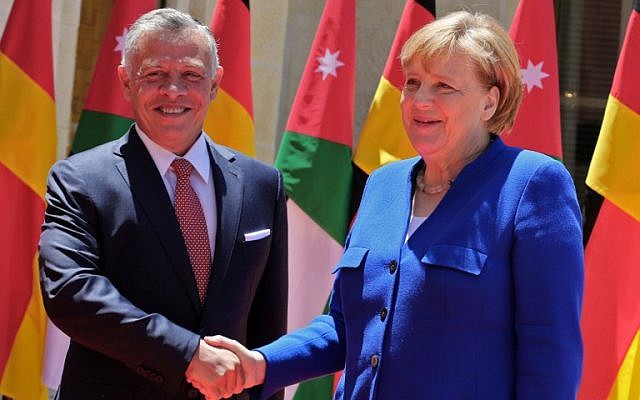 Jordanian King Abdullah II (left) welcomes German Chancellor Angela Merkel at the Jordanian Royal Palace in Amman on June 21, 2018. (AFP PHOTO / Khalil MAZRAAWI) Jordanian King Abdullah II (left) welcomes German Chancellor Angela Merkel at the Jordanian Royal Palace in Amman on June 21, 2018. (AFP PHOTO / Khalil MAZRAAWI)