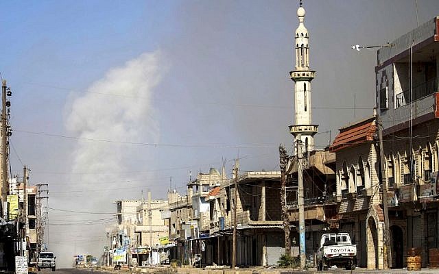 Smoke plumes rise from a regime bombardment in Al-Hirak in the eastern Daraa province countryside in southern Syria, June 21, 2018 (AFP PHOTO / Mohamad ABAZEED) Smoke plumes rise from a regime bombardment in Al-Hirak in the eastern Daraa province countryside in southern Syria, June 21, 2018 (AFP PHOTO / Mohamad ABAZEED)