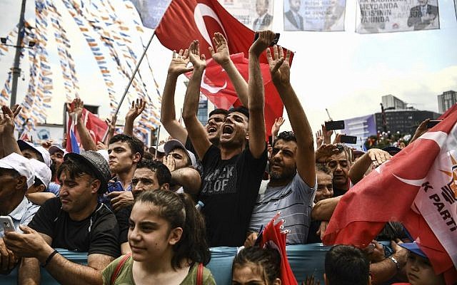 Supporters of the Turkish President shout slogans as they attend a campaign rally in Istanbul on June 23, 2018, one day before presidential and parliamentary elections.
(AFP PHOTO / Aris MESSINIS) Supporters of the Turkish President shout slogans as they attend a campaign rally in Istanbul on June 23, 2018, one day before presidential and parliamentary elections.
(AFP PHOTO / Aris MESSINIS)