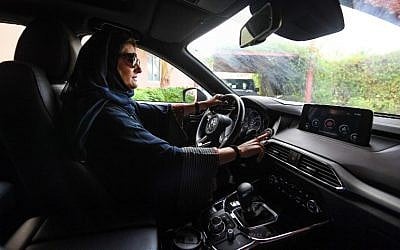 Hala Hussein Alireza, a newly-licensed Saudi motorist, drives a car in the Red Sea coastal city of Jeddah early on June 24, 2018. (AFP Photo/Amer Hilabi)