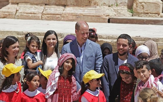 Britain's Prince William (C) and Jordanian Crown Prince Hussein bin Abdullah (R) chat with Syrian and Jordanian school children during their visit to the Jerash archaeological site, June 25, 2018 (AFP PHOTO / AHMAD ABDO) Britain's Prince William (C) and Jordanian Crown Prince Hussein bin Abdullah (R) chat with Syrian and Jordanian school children during their visit to the Jerash archaeological site, June 25, 2018 (AFP PHOTO / AHMAD ABDO)