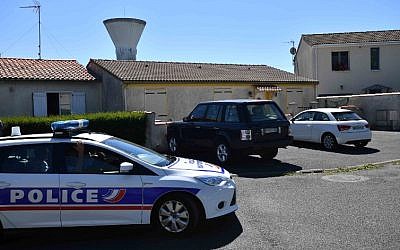 Police officers drive a car on June 25, 2018 in Tonnay-Charente near the house of Guy S., the alleged leader of a group linked with the ultra right 'AFO' (Action of Operational Forces) who was arrested along with 9 other people in France for allegedly planning attacks against Muslims in France. (AFP PHOTO / XAVIER LEOTY)