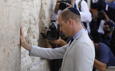 Britain's Prince William touches the Western Wall, the holiest site where Jews can pray, in Jerusalem's Old City on June 28, 2018. (AFP PHOTO / Menahem KAHANA)