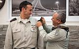 Incoming IDF Southern Command chief Herzl Halevi (L) at a ceremony in Beersheba on June 6, 2018 which Chief of Staff Gadi Eisenkot. (IDF)