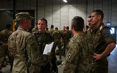 Israeli paratroopers speak with American soldiers during the US-led Swift Response exercise in Europe in June 2018. (Israel Defense Forces)