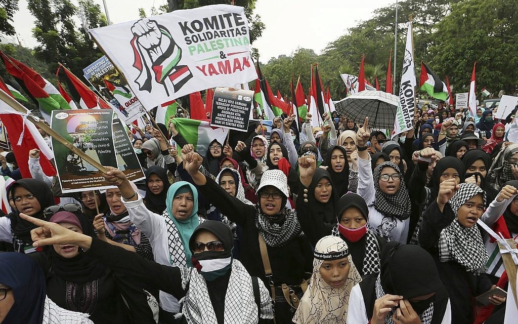 Muslim protesters shout slogans during a rally marking Jerusalem Day outside the US Embassy in Jakarta, Indonesia, on June 8, 2018. (AP Photo/Achmad Ibrahim)