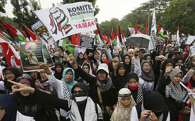 Muslim protesters shout slogans during a rally marking Jerusalem Day outside the US Embassy in Jakarta, Indonesia, on June 8, 2018. (AP Photo/Achmad Ibrahim)