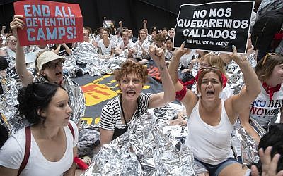 Hundreds of activists, including actress Susan Sarandon, center, protest the Trump administration's approach to illegal border crossings and separation of children from immigrant parents, in the Hart Senate Office Building on Capitol Hill in Washington, June 28, 2018. (AP Photo/J. Scott Applewhite)