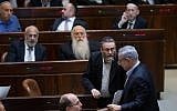 United Torah Judaism MK Moshe Gafni speaks with Prime Minister Benjamin Netanyahu (right) in the Knesset on November 24, 2015. (Yonatan Sindel/Flash90/File)
