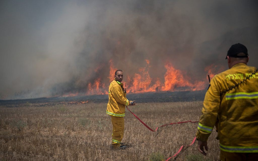 File: Israeli firefighters battle a blaze in a field in southern Israel caused by kites flown by Palestinians from the Gaza Strip on June 5, 2018. (Yonatan Sindel/Flash90) File: Israeli firefighters battle a blaze in a field in southern Israel caused by kites flown by Palestinians from the Gaza Strip on June 5, 2018. (Yonatan Sindel/Flash90)