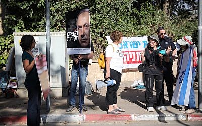 Protesters outside the Prime Minister's Residence in Jerusalem awaiting the arrival of police investigators coming to question Prime Minister Benjamin Netanyahu in a graft investigation, June 12, 2018. (Hadas Parush/Flash90)