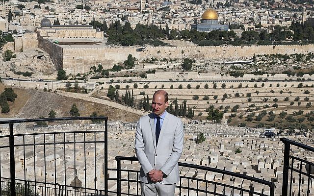 Prince William, Duke of Cambridge, tours on the Mount of Olives, overlooking the Temple Mount, on June 28, 2018, for an official visit to Israel. (Amit Shabi/POOL) Prince William, Duke of Cambridge, tours on the Mount of Olives, overlooking the Temple Mount, on June 28, 2018, for an official visit to Israel. (Amit Shabi/POOL)