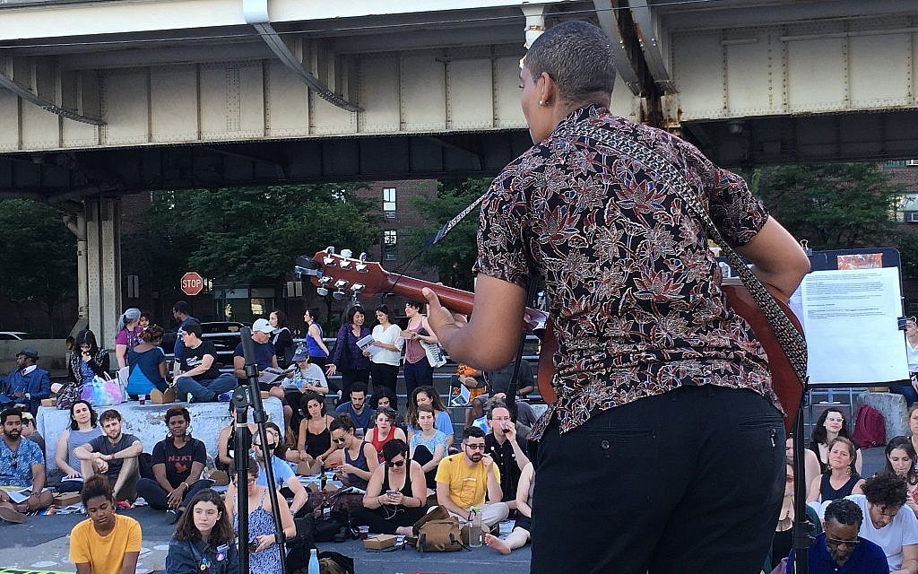 Musical performance at the Juneteenth seder put on by JFREJ, held alongside the East River in New York City on June 14, 2018. (Steven Davidson/ Times of Israel)