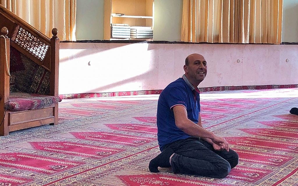 Sheikh Aied Zed explains the pillars of Islam and Ramadan in a Kafr Qara misgad, June 2018. (Amanda Borschel-Dan/Times of Israel)