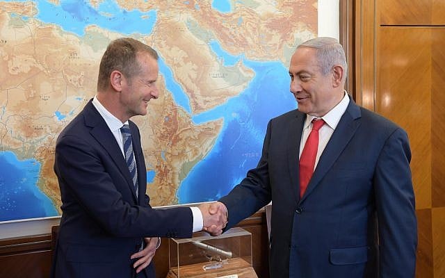 Prime Minister Benjamin Netanyahu (right) shakes hands with Volkswagen CEO Herbert Diess in his Jerusalem office on June 20, 2018. (Amos Ben-Gershom/GPO) Prime Minister Benjamin Netanyahu (right) shakes hands with Volkswagen CEO Herbert Diess in his Jerusalem office on June 20, 2018. (Amos Ben-Gershom/GPO)