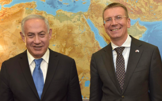 Latvian FM Edgars Rinkēvičs, right, with PM Netanyahu, in Jerusalem, June 2018 (Twitter)