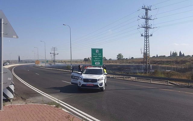 Illustrative. A police car blocks traffic along southern Israel's Route 34 highway because of a fire in the area on June 4, 2018. (Oshri Tzimmer) Illustrative. A police car blocks traffic along southern Israel's Route 34 highway because of a fire in the area on June 4, 2018. (Oshri Tzimmer)