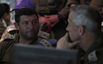 Then-Givati Brigade commander Col. Ofer Winter, left, speaks to then-IDF chief of staff Benny Gantz, right, during the 2014 Gaza war on August 2, 2014. (Israel Defense Forces)